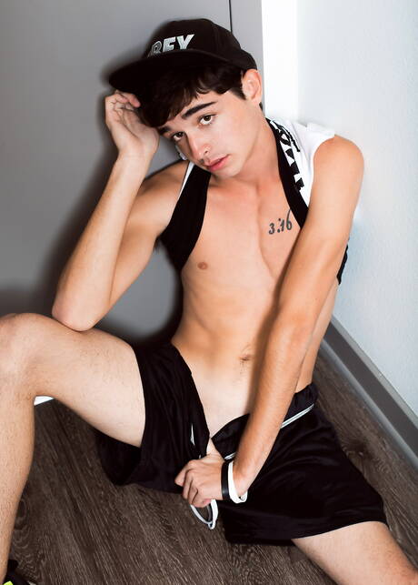 El guapo estadounidense Grayson Lange se divierte en el baño