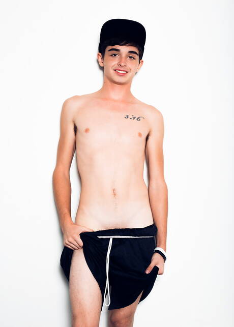 El guapo estadounidense Grayson Lange se divierte en el baño