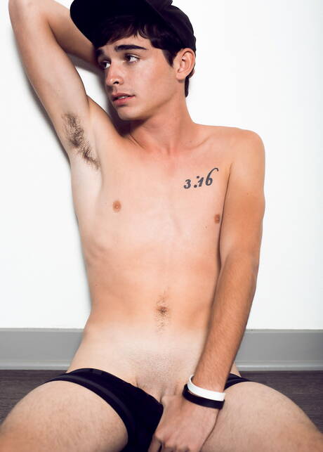 美國帥哥Grayson Lange在浴室裡享受快感