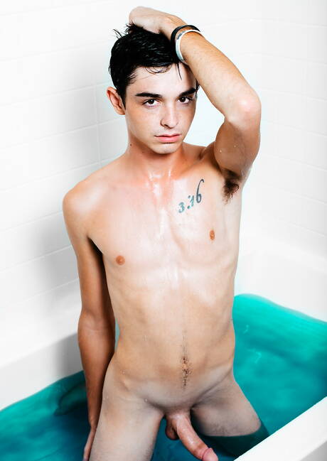 Der schöne Amerikaner Grayson Lange hat Spaß im Badezimmer