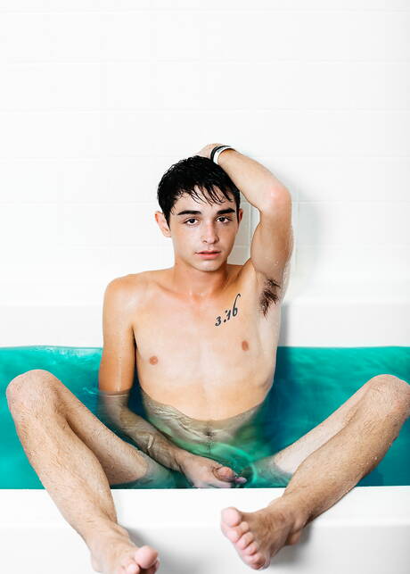 Der schöne Amerikaner Grayson Lange hat Spaß im Badezimmer