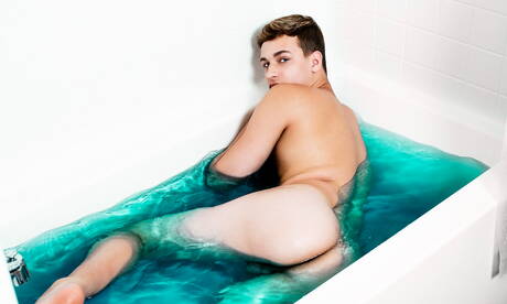 美國小夥巴斯蒂安哈特在浴缸裡脫光衣服，露出性感的屁股