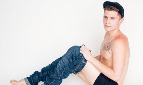 Der stämmige Amerikaner Troy Accola zieht sich aus und zeigt seinen Hintern