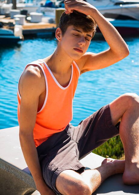 Der amerikanische Twink Joey Mills zeigt einen wunderschönen Körper am Pool