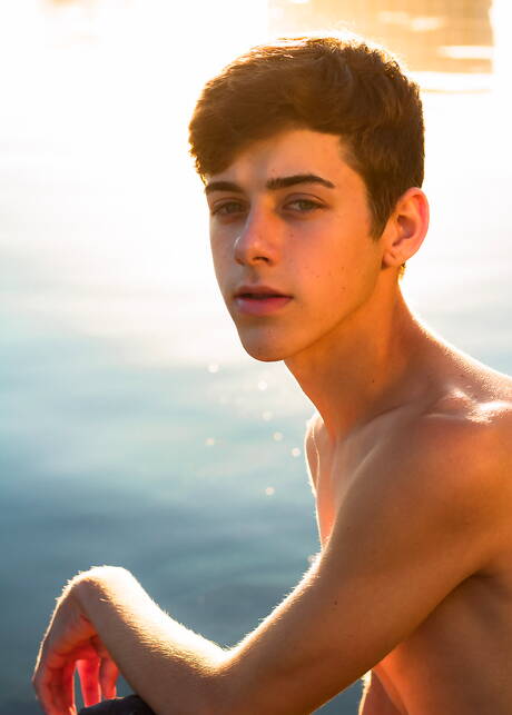 Der amerikanische Twink Joey Mills zeigt einen wunderschönen Körper am Pool