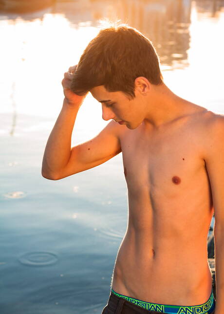 Der amerikanische Twink Joey Mills zeigt einen wunderschönen Körper am Pool