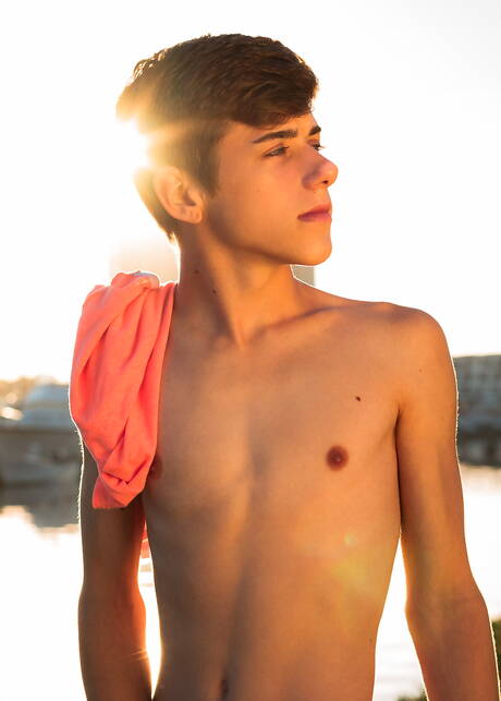 Der amerikanische Twink Joey Mills zeigt einen wunderschönen Körper am Pool