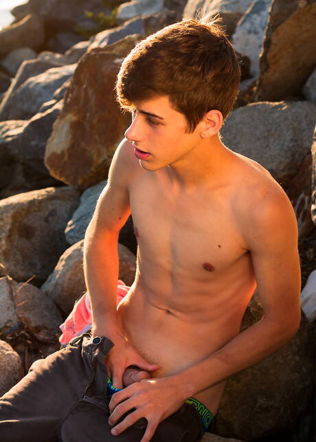 American twink Joey Mills shows a beautiful body at the pool