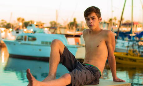 Der amerikanische Twink Joey Mills zeigt einen wunderschönen Körper am Pool