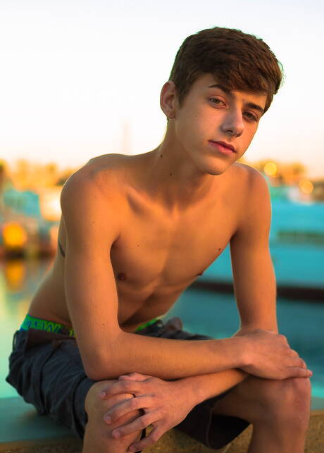 Der amerikanische Twink Joey Mills zeigt einen wunderschönen Körper am Pool