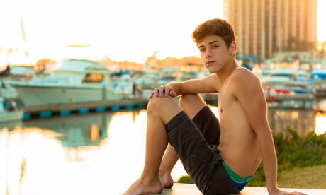 Amerikaanse twink Joey Mills toont een prachtig lichaam bij het zwembad