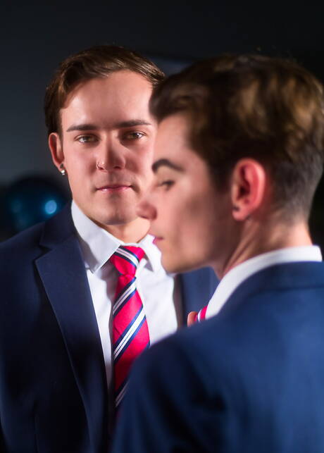 漂亮的美國小伙子Eli Bennet和強壯的Josh Brady鑽屁股