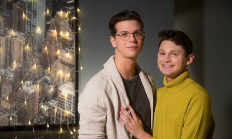 Les stars américaines Garrett Kinsley et Johnny Hands se font baiser le cul après avoir sucé une bite