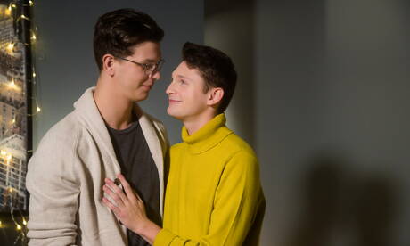 Les stars américaines Garrett Kinsley et Johnny Hands se font baiser le cul après avoir sucé une bite