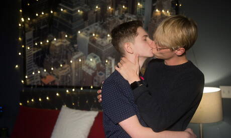 Gorący amerykańscy faceci, młody chłopak Chase Williams i młodzieniec Riley Finch uprawiają gorący seks