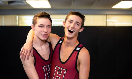 Les mecs américains sexy, le minet chaud Dallas Preston et le minet Jacob Hansen, se font percer le cul