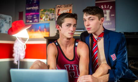 Les mecs américains sexy, le minet chaud Dallas Preston et le minet Jacob Hansen, se font percer le cul