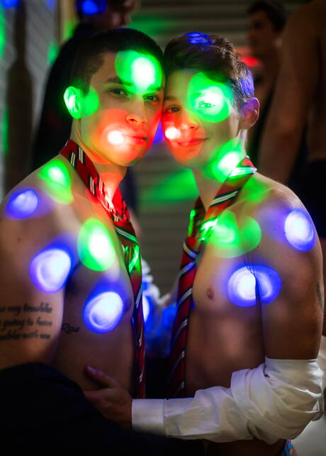 American pornstars beefcake Kane Fox and young dude Garrett Kinsley have a hot couple sex