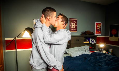 Les sympathiques copains américains Dallas Preston et Kane Fox dans une scène homosexuelle torride