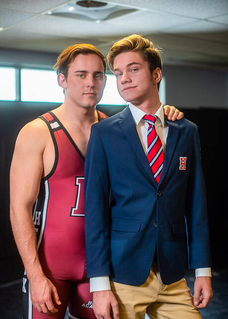 Dos chicos estadounidenses, el jovencito caliente Jordan Lake y el galán Josh Brady, se follan el culo después de chupar la polla