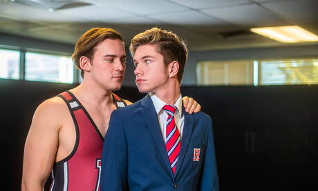 Dos chicos estadounidenses, el jovencito caliente Jordan Lake y el galán Josh Brady, se follan el culo después de chupar la polla