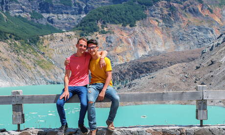 Latynoski młody chłopak Vincent Landi i argentyński przystojny chłopak Italo Van Ewen kochają się przy basenie