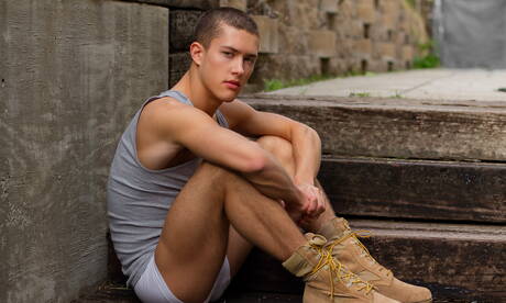 Le jeune américain Sean Ford se déshabille et montre ses fesses à l