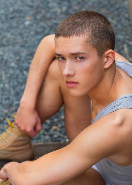 Le jeune américain Sean Ford se déshabille et montre ses fesses à l