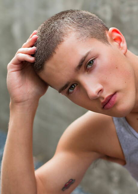 Le jeune américain Sean Ford se déshabille et montre ses fesses à l