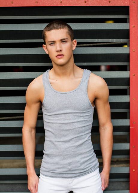 Le jeune américain Sean Ford se déshabille et montre ses fesses à l