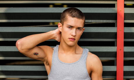 Le jeune américain Sean Ford se déshabille et montre ses fesses à l