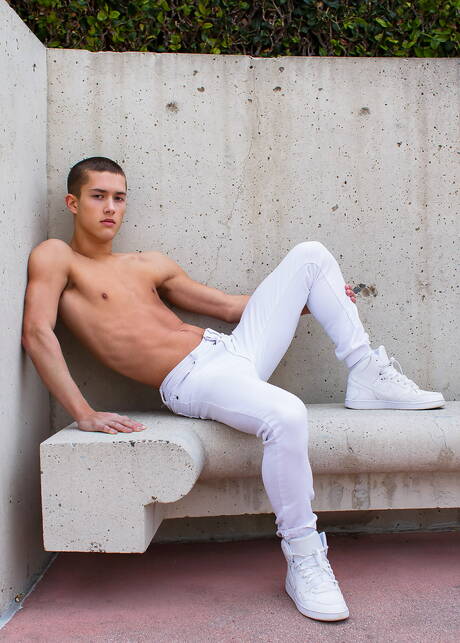 Le jeune américain Sean Ford se déshabille et montre ses fesses à l