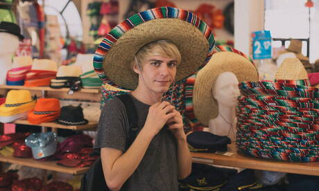 Amerikaanse knappe jongen Kyle Ross poseert naakt en laat zijn strakke kont zien