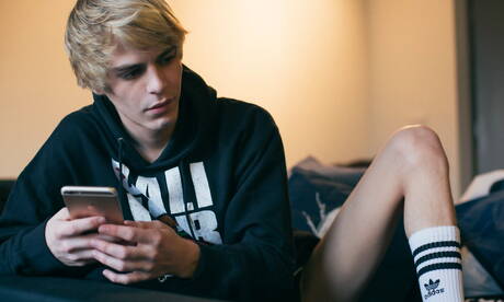 Amerikaanse knappe jongen Kyle Ross poseert naakt en laat zijn strakke kont zien