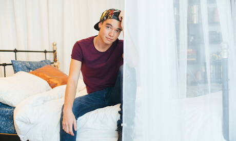 Le minet américain Jackson Clark pose nu et montre ses fesses chaudes