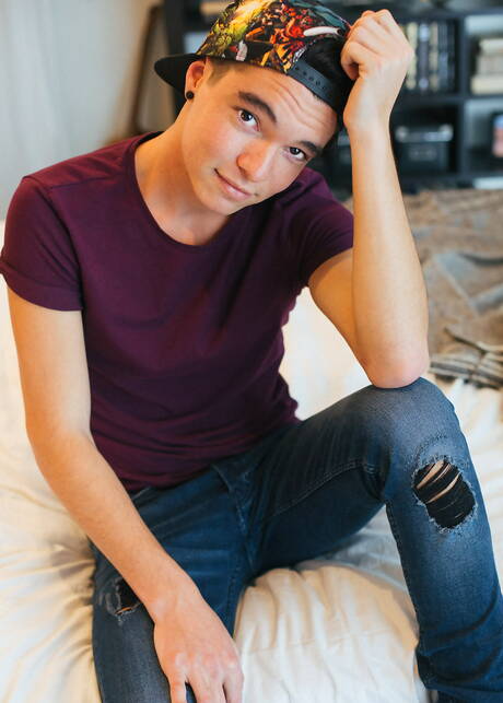 Helix Studios: American twink Jackson Clark posing nude and showing hot butt