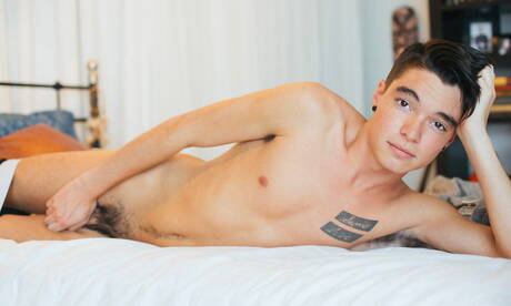 Le minet américain Jackson Clark pose nu et montre ses fesses chaudes