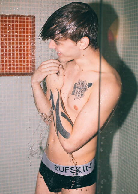 American pretty boy Alex Killborn undressing and showing tight butt in hot shower