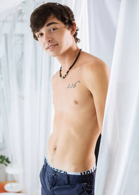 帥哥Grayson Jockstrap裸體擺造型，露出緊實的臀部