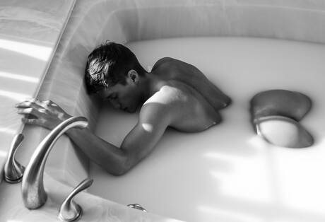 Tyler Hill, un husky américain, pose nu et montre ses fesses dans son bain