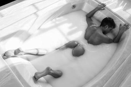 Tyler Hill, un husky américain, pose nu et montre ses fesses dans son bain