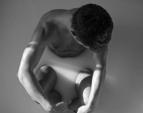 Tyler Hill, un husky américain, pose nu et montre ses fesses dans son bain