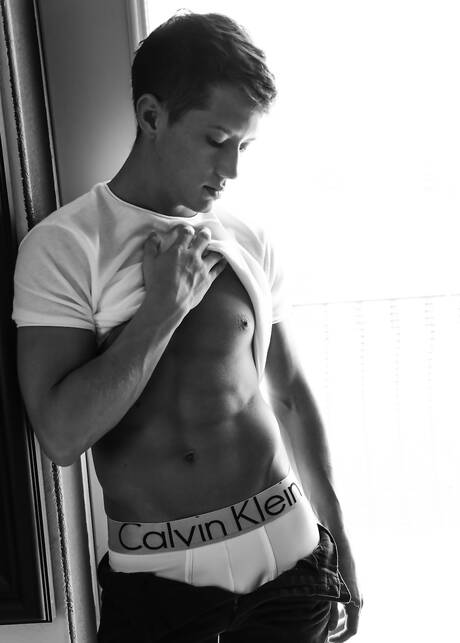 Tyler Hill, un husky américain, pose nu et montre ses fesses dans son bain