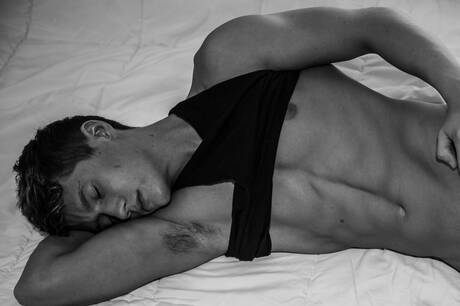 Tyler Hill, un husky américain, pose nu et montre ses fesses dans son bain