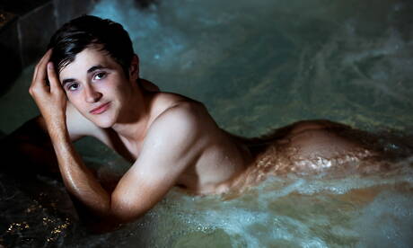 Le jeune Nathan James se met nu et montre ses fesses chaudes à la piscine