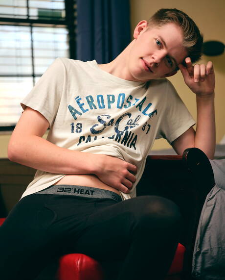 Twink Trent Olsen zieht sich aus und zeigt seinen Hintern am Pool