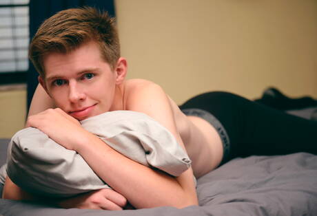 Twink Trent Olsen zieht sich aus und zeigt seinen Hintern am Pool