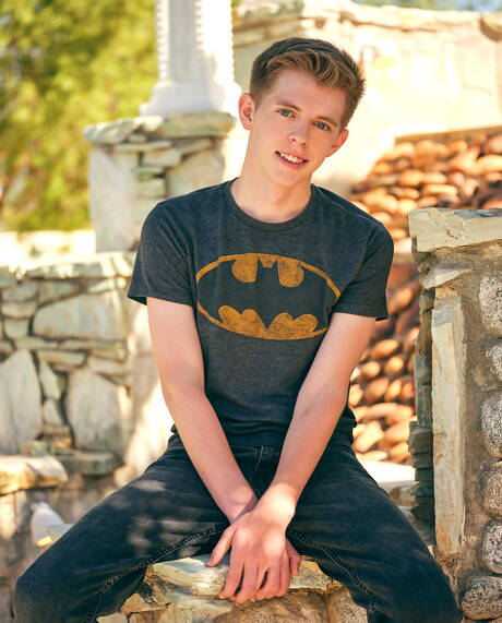 Helix Studios: 수영장에서 옷을 벗고 엉덩이를 보여주는 트윙크 트렌트 올슨