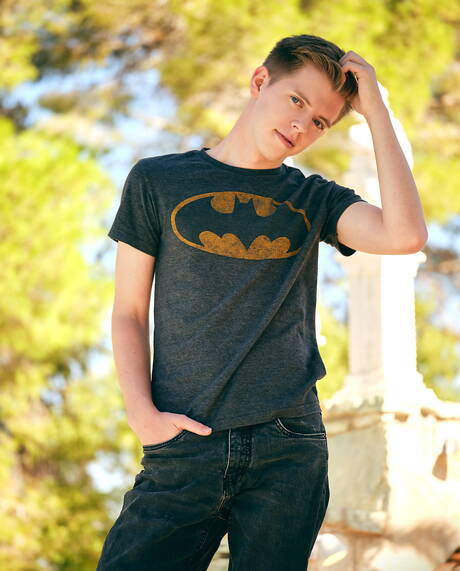 Twink Trent Olsen zieht sich aus und zeigt seinen Hintern am Pool