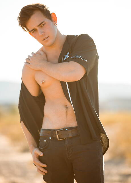 Der muskulöse Amerikaner Josh Brady posiert nackt und zeigt seinen knackigen Hintern draußen